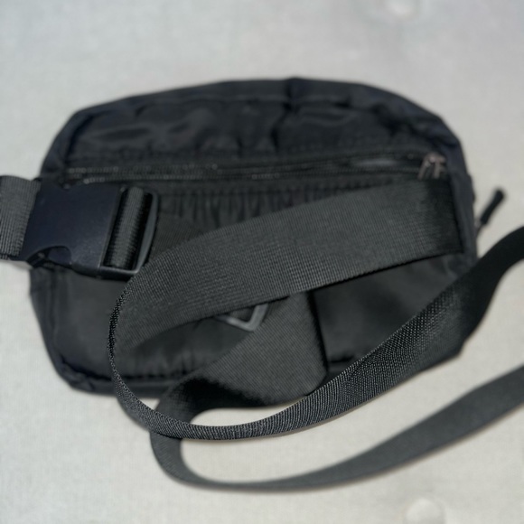 Nike Black Crossbody Bag: Stylish and Practical Accessory - Picture 3 of 7
